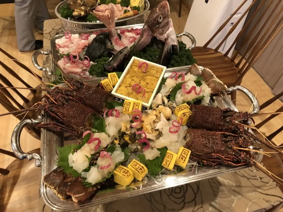 當天提供適合與朋友聚會的7道菜推薦套餐，售價8,250日圓。如果您提前預約，我們可以為您準備6,000至12,000日元。推薦包括壽司在內的9道菜12,000日圓套餐。非常適合與親人共進晚餐或慶祝 60 歲生日等特殊場合。如果您至少提前 2 天預訂，您也可以將其帶回家。