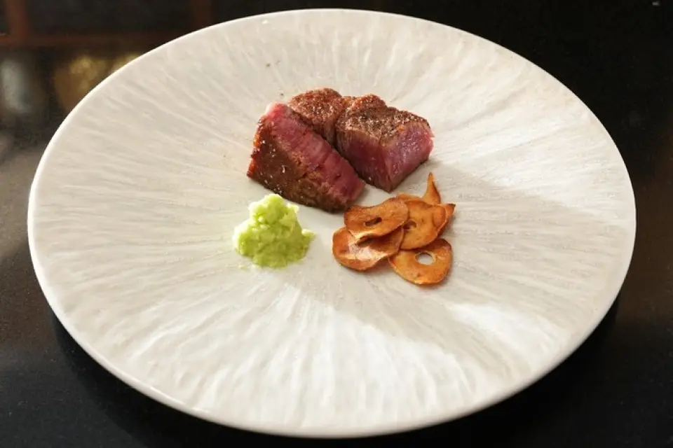 We offer two plans: the "Moon Course," which includes our popular menu items, and the "Rainbow Course," which adds A5-rank Saga beef fillet steak. Choose your favorite for the main dish: "Moon Rainbow Yaki" or "Okonomiyaki Pork and Egg," and finish with either "Yakisoba" or "Garlic Rice." Other dishes include grilled seafood with salt, and ice cream to cleanse your palate after the meal. This course is perfect for anniversaries or to treat someone special.