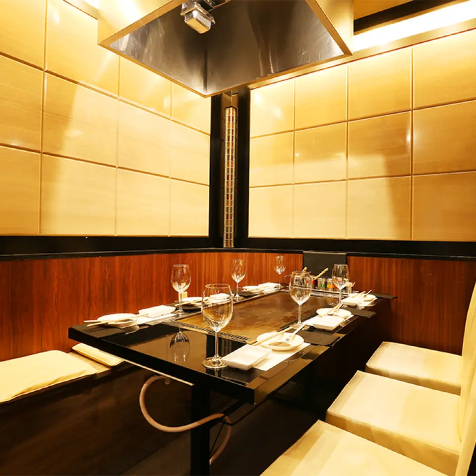 The restaurant has a sophisticated atmosphere and is elegant. The tables and chairs are all in monochrome, creating a clean and tidy space. There are seating options, including comfortable table seating and counter seating where you can enjoy the chef's skilled techniques in a lively atmosphere. Choose the seating that best suits your occasion. Private reservations are also possible upon request. Enjoy a memorable time at our restaurant, where time flows elegantly.