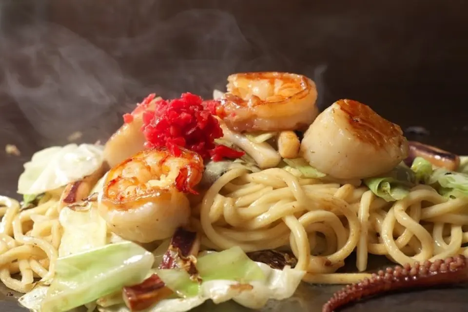 Our signature dish is the yakisoba, made with our specially made homemade sauce. The freshly boiled noodles are cooked to order, resulting in a chewy texture. In addition to the classic "pork yakisoba," we offer a wide variety of other dishes, including "seafood salt yakisoba" with a strong seafood broth, and "kimchi yakisoba" with the irresistible spiciness of our special kimchi. Our "moonbow yaki (tonpeiyaki)," shaped like a moon or rainbow, is also popular. We use carefully selected ingredients, including slightly thicker slices of pork, and this is our signature dish, rivaling the yakisoba.