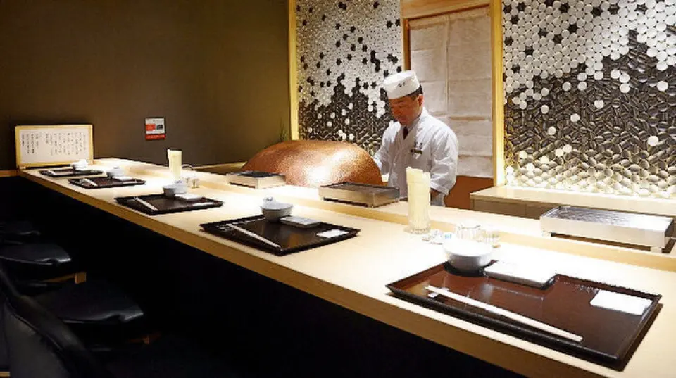 这间京都风格的数寄屋式餐厅，以京都家具为装饰，完美复刻了京都总店的装潢，美轮美奂，让人仿佛置身于大丸心斋桥店之外。您不仅可以品尝美食，还能欣赏到北山杉木打造的护墙板、藤编天花板以及其他精巧的细节。尤其推荐您选择氛围宁静的吧台座位。餐厅接受预约，详情请洽餐厅。