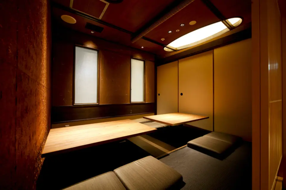 This restaurant is particular about creating "tasteful private spaces" that emphasize a sense of privacy. Private rooms with table seats are available for 2 people or more, and sunken kotatsu tables can accommodate up to 16 people if you remove the partition!