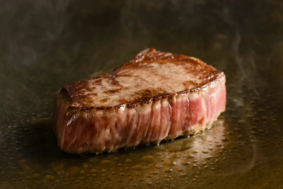 An all-you-can-eat dinner-only course where you can enjoy lean and marbled A5-grade Japanese Black Beef. You can choose from two courses: a lean meat only course, or a marbled and lean meat course.