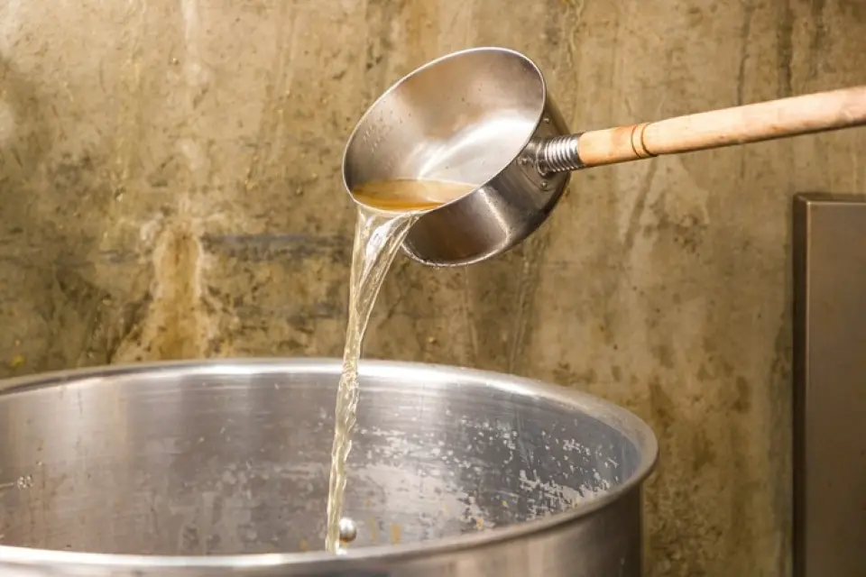 The secret sauce used for our salt-flavored ramen is made from sun-dried, pure Japanese mussels aged 5-10 years, and the umami components are thoroughly extracted from bonito flakes, mackerel flakes, sea bream flakes, oysters, scallops, red wine, apple juice, and sake. We are also proud of our soup, which is made by simmering high-quality chicken such as Shintoku chicken and Sanuki Cochin with seafood such as bonito, dried sardines, and dried horse mackerel. We also make sure to adjust the simmering process according to the temperature and humidity. Please enjoy the deep and rich flavor.