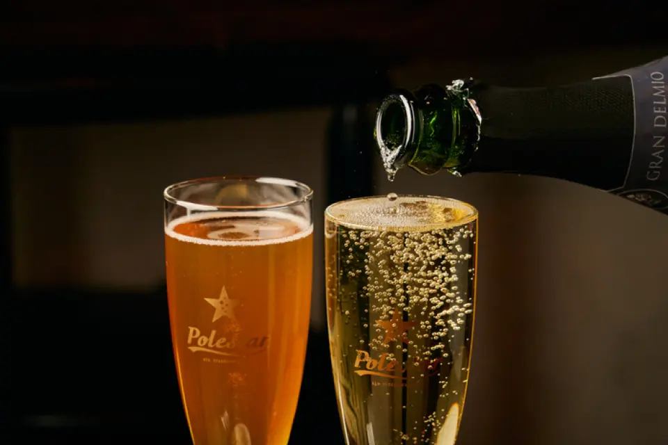 本店擁有豐富的氣泡酒選擇。我們提供25種不同的白葡萄酒、紅葡萄酒和桃紅葡萄酒，價格從2,800日元到15,000日元不等。我們分量十足的氣泡酒也廣受歡迎，是愛酒人士的理想選擇。我們提供七種白葡萄酒和七种红葡萄酒，以及各種雞尾酒和酸味飲品。如果您要舉辦派對或與朋友聚會，我們的特色套餐絕對不容錯過！只需6,000日元，即可享受長達六小時的現場加購飲品，從開門營業到打烊！套餐還現場加購飲品我們常規酒單上的全部12款葡萄酒，為您帶來真正令人滿意的體驗。