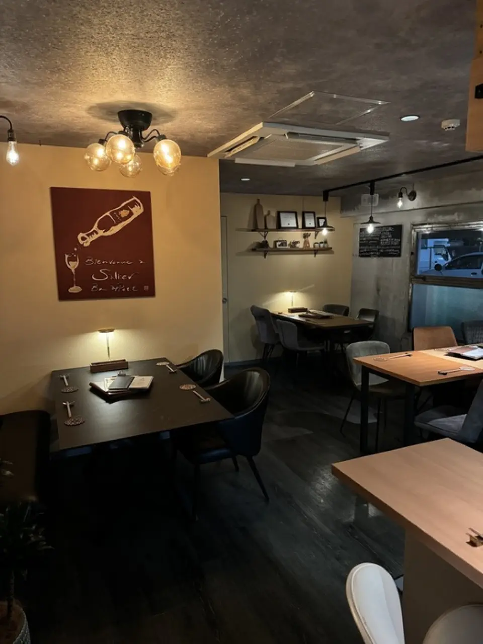 The stylish glass doors at the entrance reveal a relaxing atmosphere with the warmth of wood. This is a stylish bar for adults, with a focus on decoration and interior design. There are 10 counter seats and 3 table seats. Immediately at the entrance is an L-shaped open counter kitchen where you can enjoy the lively cooking scene. The lighting is adjusted depending on the time of day, creating a bar-like atmosphere late at night. Perfect for dates, anniversaries, or as a second or third stop.