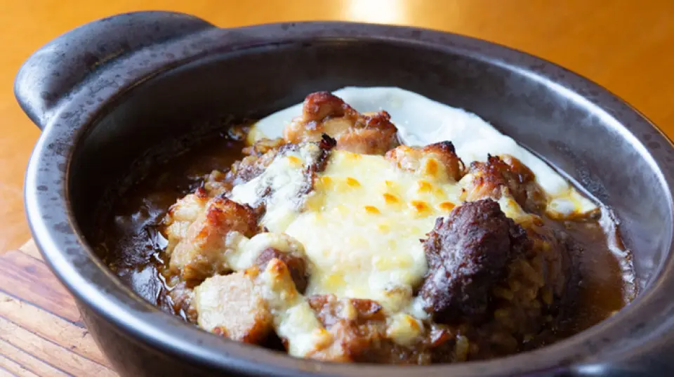 Our "baked curry," baked in the oven to concentrate the original flavor of the curry sauce, is now a famous local delicacy in Mojiko. However, our "baked curry" originated from a dish the owner-chef's mother made for him when he was a child. When he introduced it as one of the menu items at the Western-style restaurant he opened in Kitakyushu City in 1979, it quickly became popular, leading to the opening of a curry specialty restaurant in Fukuoka. We only serve dishes that our chef, with 40 years of experience, is completely satisfied with.