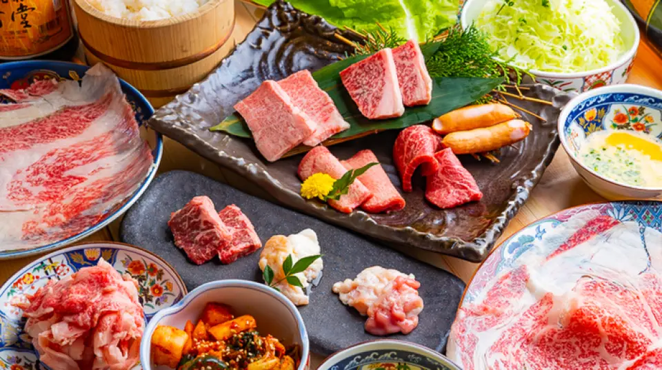 We offer three courses in total, each with an impressive selection of over 15 dishes, all priced at a great value starting from 3,500 yen. Our top recommendation is the "Assortment of 4 Rare Cuts Course"! This highly satisfying course includes four rare cuts, as well as our signature dishes such as large seared sushi and artisan meat rice. Our course meals are extremely popular, and due to their great value, we often receive orders from solo diners.