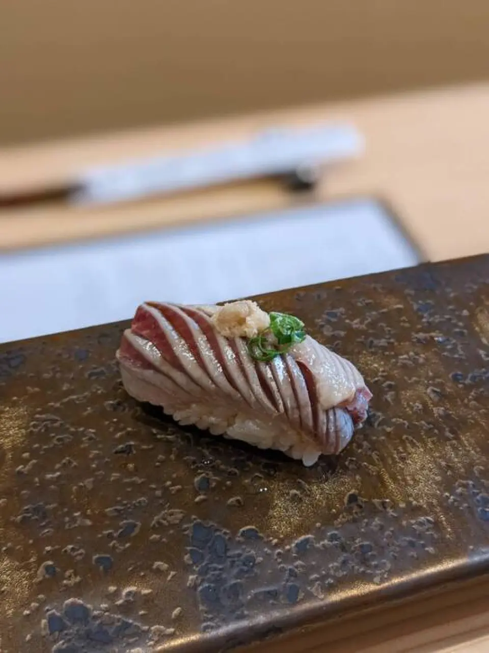 We offer a course where you can enjoy a selection of our specialties. In addition to five carefully selected appetizers and 12 nigiri sushi, this luxurious lineup also includes rolls and soup. We use the freshest fish of the day and serve it in a variety of ways, including raw, simmered, and grilled. In addition, we use a mixture of red vinegar and rice vinegar, as well as homemade soy sauce and real wasabi for our sushi. Please enjoy each sushi piece according to the ingredients, such as salting it in vinegar or searing the skin to bring out the flavor.