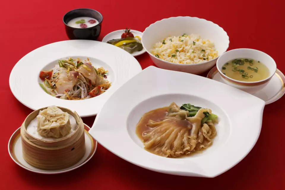 本店提供獨特非凡的用餐體驗，即使是套餐形式，也能享用適合特殊場合的奢華菜餚。不僅晚餐，午餐也備受歡迎。 「釀魚翅炒飯午餐」2800日元，超值優惠。作為美容養顏的食材，也推薦在女性聚會時享用。此外，包含僅限此時供應的「上海蟹肉味噌麵」的套餐也非常美味！請務必品嚐。