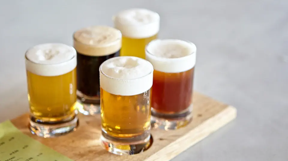Our unique craft beers are carefully selected from all over Kanagawa Prefecture. It's rare to find such a wide selection of local beers in one store. We also offer seasonal specials! Our most popular item is the "Tasting Set." Enjoy five beers at once, including two original 800°DEGREES varieties, and it's been well-received!