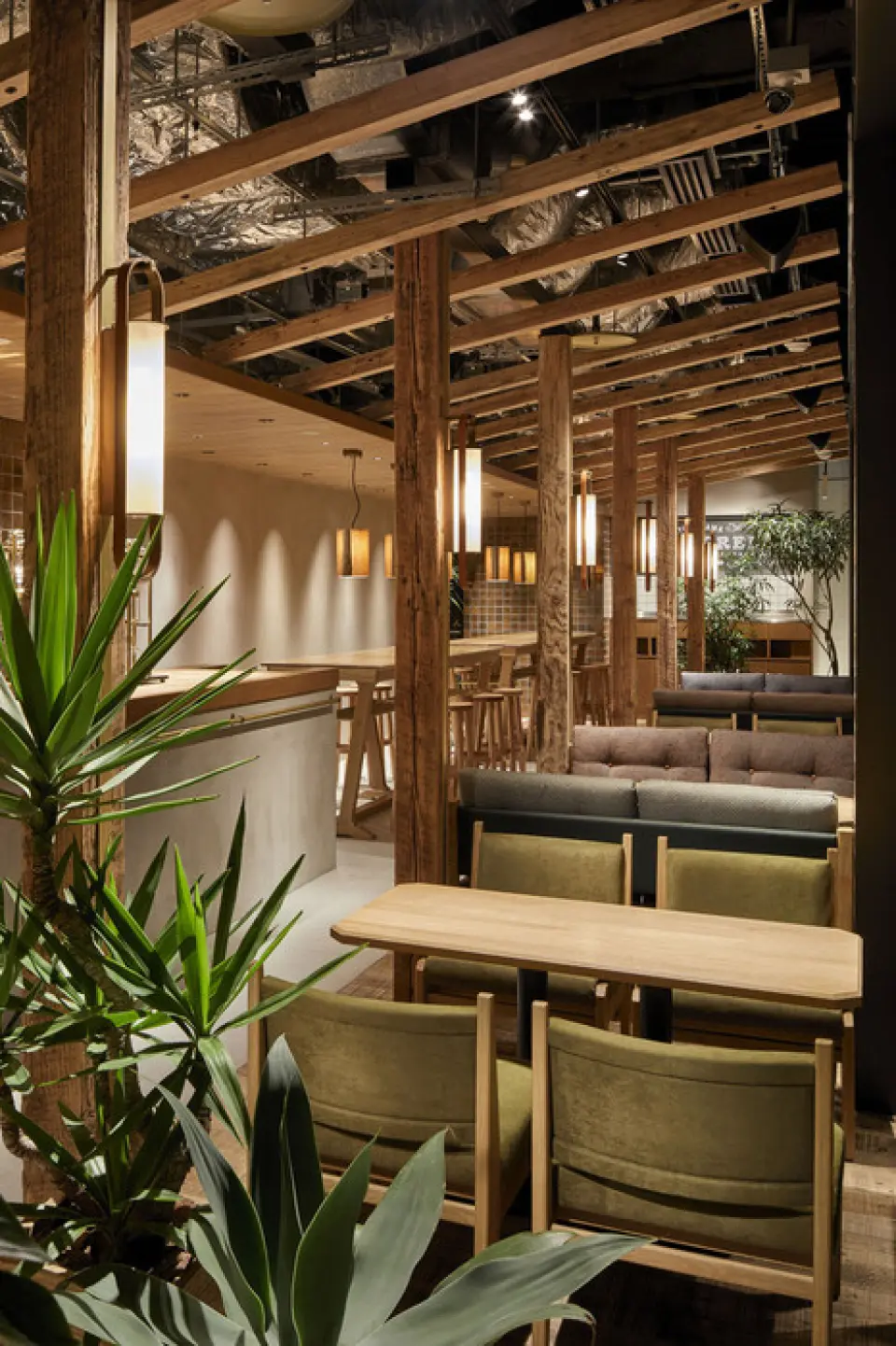 Our restaurant is located inside New Man Yokohama, which is directly connected to Yokohama Station. The restaurant has a spacious, relaxing atmosphere that will make you forget the hustle and bustle of the station.