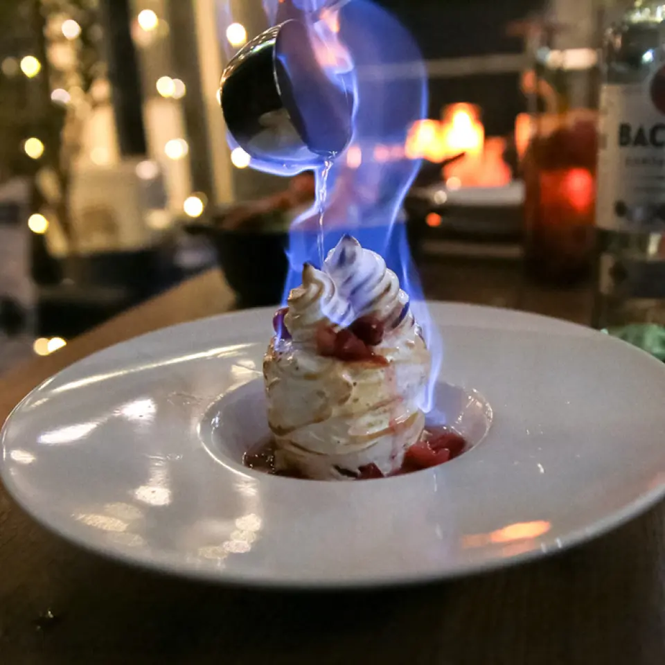 火焰甜點「烤阿拉斯加」是慶祝和約會時非常受歡迎的菜單。只需咬一口，精心烤製的麵團的濃郁香味就會在您的口中蔓延，同時還有令人愉悅的甜味。其口感細膩，外脆內軟。