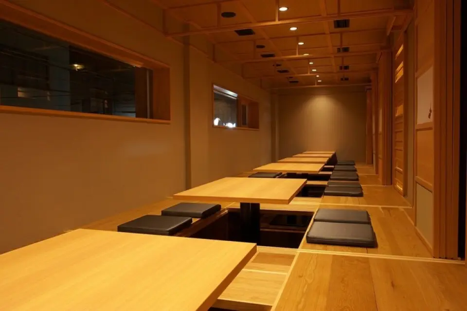 We have many Japanese-style private rooms filled with the warmth of wood, and a relaxing atmosphere! We can open and close the doors to adjust the seating according to the number of people using the rooms. If all the spaces are used, banquets for up to 40 people can be held. Perfect for welcome parties, farewell parties, alumni gatherings, thank-you parties, and other types of banquets. The space is designed to be spacious enough for even a small number of people to relax, so it is also ideal for entertaining guests in combination with our luxurious courses!