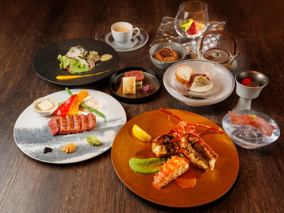 Beautifully presented appetizers and teppanyaki cooked right in front of you will add a touch of glamour to your evening with your loved ones. With a modern Japanese interior and a luxurious space with subdued lighting, this restaurant is also popular with tourists.