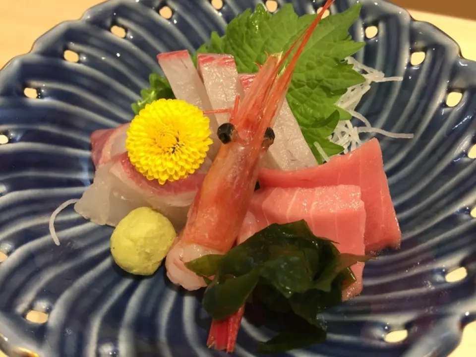 Our courses feature healthy and generous portions. Our most popular omakase (chef's choice) course includes sashimi made with seasonal fresh fish, grilled fish, tempura of vegetables and shrimp, and five pieces of sushi prepared by our chef. The contents change daily, so you can enjoy something different each time you visit. We also serve lunch, so please feel free to inquire. For rice, we recommend 'Hinohikari,' which has a good balance of stickiness, sweetness, and aroma. Please come and enjoy the bounty of the season at our restaurant.