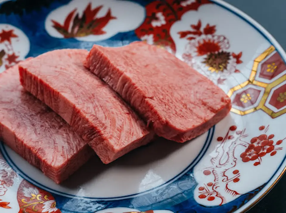 「亭」指的是人們聚集的地方，可以是餐廳、茶館，甚至是旅館。在二蘗亭，我們希望您能盡情享受美味的日式烤肉。我們始終注重細節，在菜單中融入趣味元素，並致力於為您營造溫馨愉悅的用餐氛圍，例如，我們會用香氣四溢的“高湯”來烹製烤肉。