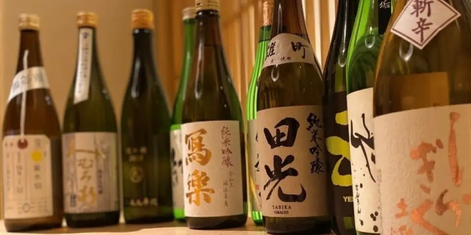 盡情享用我們精心挑選的與烤肉完美搭配的清酒，以及時令特釀。從經典清酒到佐餐佳釀，所有酒品都由我們的侍酒師精心甄選。