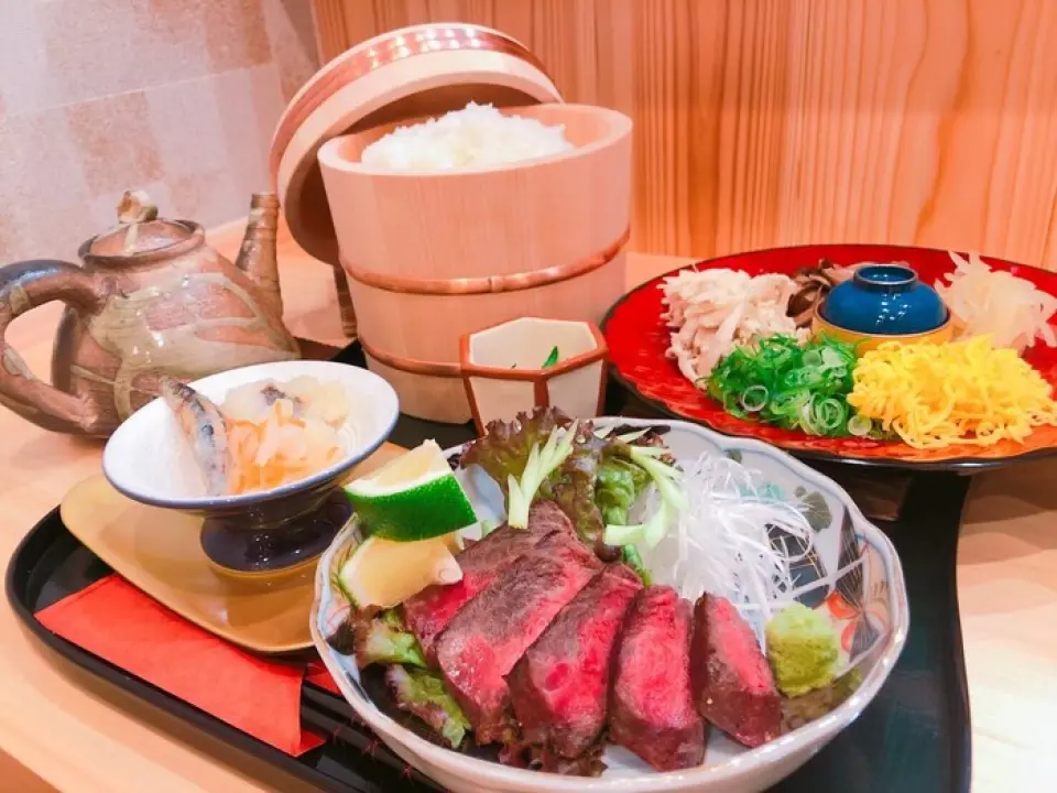 Dinner is a selection of their signature kaiseki cuisine. The popular 6,000 yen course offers fresh, carefully selected seasonal fish. You can also enjoy "chicken rice" at the end of the meal. This is a special dish made with a broth full of flavor from Tamba black chicken simmered for three days, cooked with rice from Fukuchiyama and groundwater from Kyoto. The 8,000 yen course, which uses even higher-quality ingredients, is the chef's top recommendation and includes a luxurious beef steak and seasonal stew. Perfect for entertaining or spending time with loved ones.