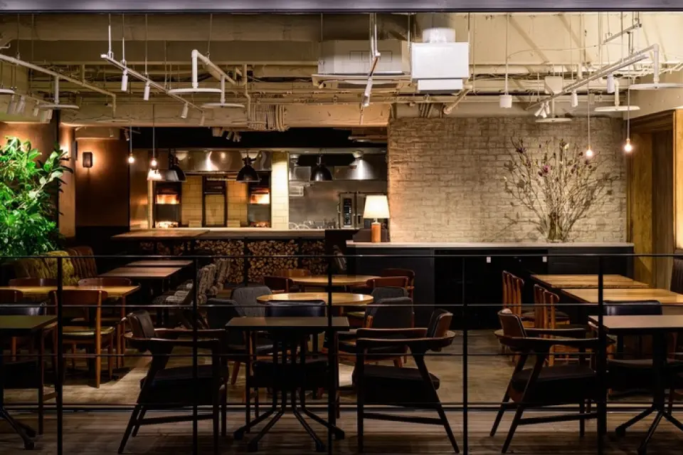 Once you pass through the stylish entrance, you will find yourself in an open dining area where you can feel the breeze of San Francisco. A wood fire creates a warm atmosphere, and you can enjoy a lively atmosphere. In contrast to the brightness of the daytime, the atmosphere at night is relaxed and calm. There is also a bar counter where you can enjoy drinks, alcohol, and breakfast for various occasions, such as a coffee, a light drink, or an evening with a special someone. Please spend a special and memorable time.