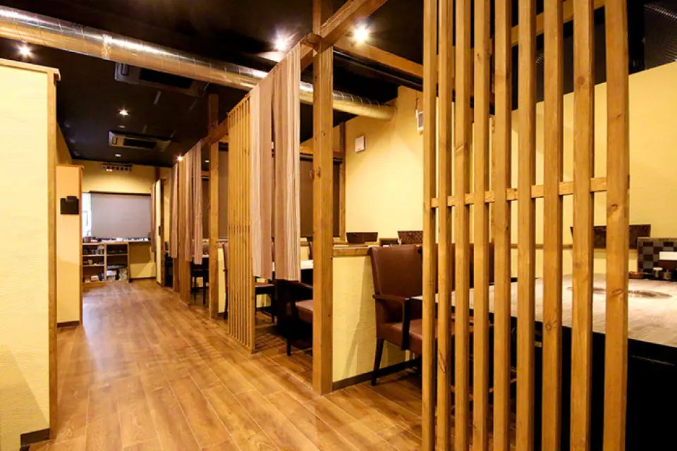ร้านอาหารของเราตั้งอยู่ในทำเลที่สะดวกและสามารถเข้าถึงได้จาก 3 สถานี และเรายังรับจองแบบส่วนตัวที่รองรับได้มากถึง 30 ถึง 40 คน! เหมาะสำหรับกลุ่มใหญ่ เช่น งานเลี้ยงตามฤดูกาลและงานวันเกิด นอกจากนี้เรายังมีหลักสูตรอันหลากหลายที่สมบูรณ์แบบสำหรับการพบปะสังสรรค์ดังกล่าว เราขอแนะนำแผนราคา 6,000 เยน (รวมอาหาร 14 รายการ) ซึ่งประกอบด้วยเนื้อสัตว์พิเศษ เช่น ย่างเกลือ ย่างซอส และสุกี้ยากี้ย่าง รวมถึงอาหารเรียกน้ำย่อย สลัด การตกแต่งขั้นสุดท้าย และของหวาน นอกจากนี้ยังมี 2 เมนู ดื่มได้ไม่อั้นหลายชั่วโมงจนคุณพอใจสุดๆ