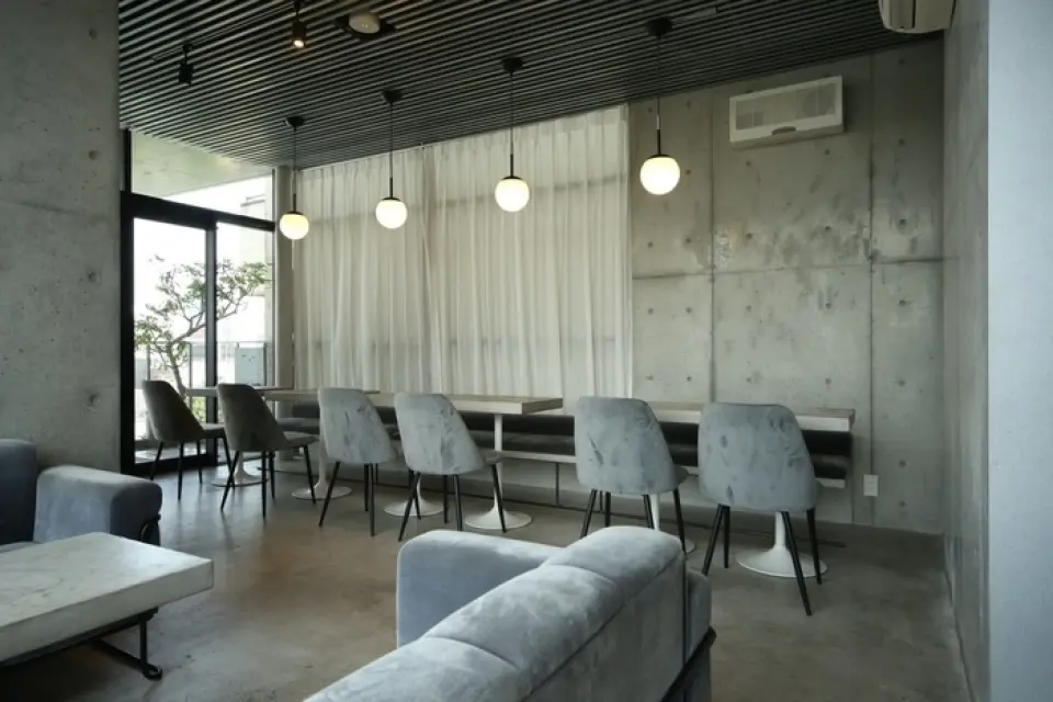 [A&acafe] nằm trên tầng 5 của một tòa nhà, cách Ga Yabacho 7 phút đi bộ. Nội thất đơn giản và phong cách của cửa hàng là một không gian đầy phong cách, trông rất đẹp trong ảnh. Có 20 bàn ngồi tiện lợi. Có 25 chỗ ngồi trên sân thượng, nơi bạn có thể ngắm cảnh từ sân thượng và chó được chào đón. Cửa hàng của chúng tôi cũng có thể được dành riêng cho mục đích sử dụng cá nhân. Nó có thể được sử dụng cho nhiều dịp khác nhau, bao gồm hẹn hò, họp mặt gia đình và bạn bè cũng như các bữa tiệc tối bình thường. Xin vui lòng ghé qua!