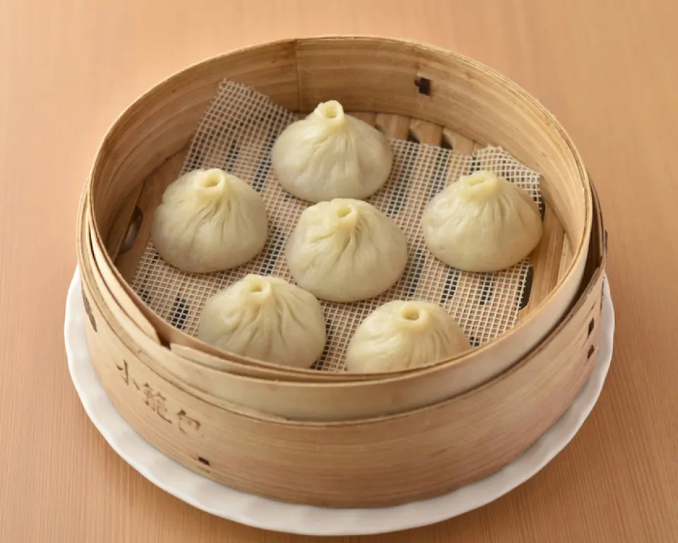 Our xiao long bao are lovingly wrapped by skilled dim sum chefs after you order. A variety of flavors are available, including shrimp, scallops, and luxurious shark fin, allowing you to enjoy the chewy texture and juicy meat broth of freshly steamed dumplings. We also offer "Guantang Bao," dumplings served with a flavorful soup, so be sure to try them. Furthermore, our menu features other signature dishes such as authentic Sichuan-style mapo tofu and braised pork belly simmered for over six hours.