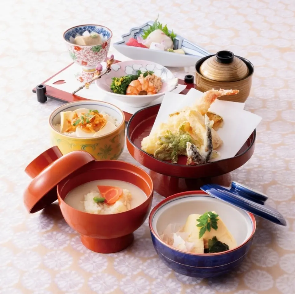 箕面吉餐廳的菜單選用來自山川河流、鄉村和海洋的時令食材，充分展現其天然風味。餐廳秉承江戶時代以來傳承至今的悠久傳統，同時靈活融合日式與西式烹飪風格，並對精緻餐具的運用精益求精，深受顧客喜愛。敬請品嚐箕面吉引以為傲的美味佳餚。