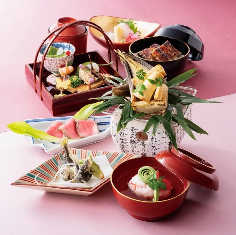 擁有三百多年歷史的箕面吉餐廳，珍惜並傳承著時令的“料理”、“裝潢”和“待客之道”，這些都賦予了旗下每家餐廳獨特的生命力。敬請品嚐以京都時令風味為特色的懷石料理，體驗自第八代將軍吉宗時期傳承至今的傳統技藝。