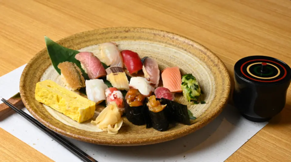 Our restaurant intentionally keeps the sushi rice small. This is popular with customers as it allows you to taste a variety of different types. For lunch, which can be enjoyed quickly in 40 minutes, you can choose from a 15-piece set for 2,000 yen or a slightly more luxurious special lunch set, depending on your budget. In the evening, we recommend the counter chef's choice course. It is made with carefully selected seasonal ingredients, and you can enjoy a la carte dishes and around 15 pieces of sushi. This plan is perfect for entertaining guests or anniversaries.