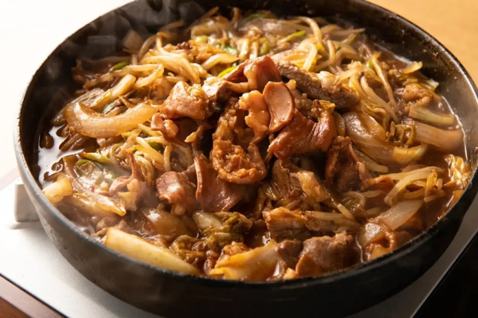 对猪肉了如指掌的老板所准备的猪肉菜肴，是根据餐厅的不同部位，用最好的技术制作出来的创意菜肴。菜单丰富，可以品尝到只有在猪都才能吃到的猪肉料理。