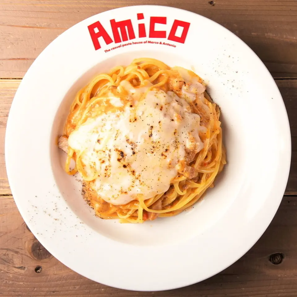 This "rich and mild" "delicious pasta" is made by adding seafood sauce and carbonara cream sauce to Amico's proud Bolognese sauce. It is finished off with a generous amount of "melted cheese"♪