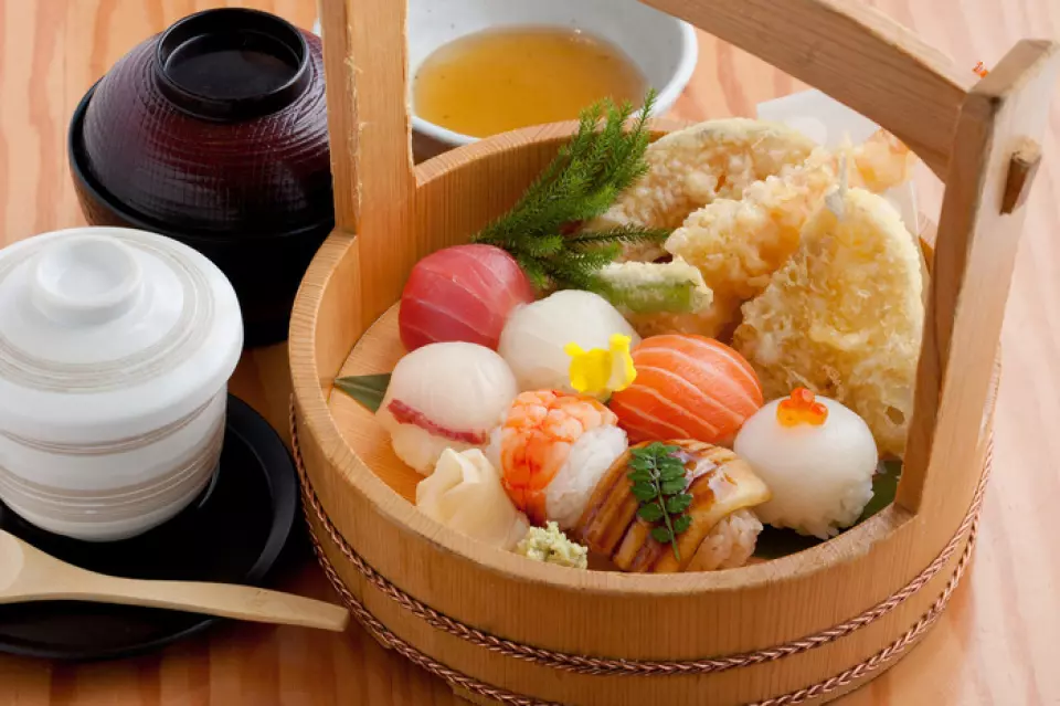 This set includes Uttoko's specialty temari sushi, freshly fried tempura, and piping hot chawanmushi. It's sure to look great on Instagram. Enjoy the delicious ingredients carefully selected by the chef.