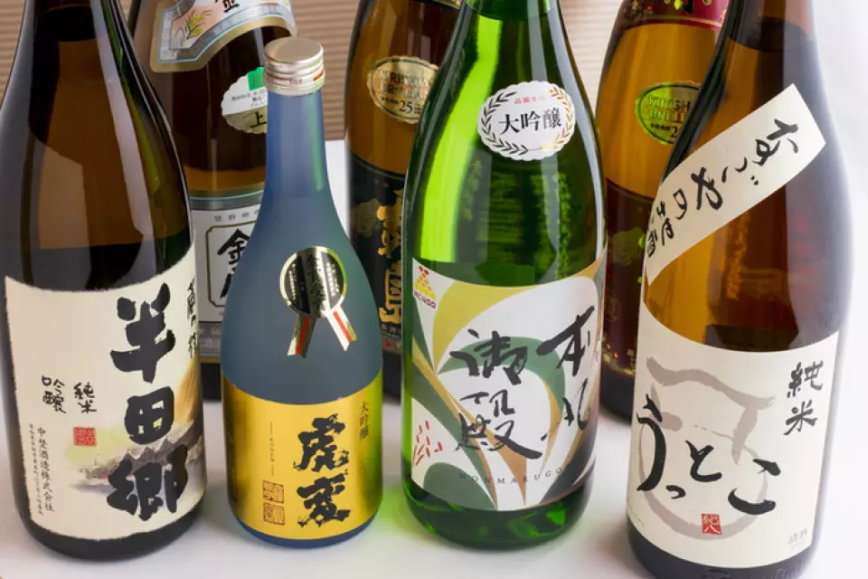 Sake from Kintora Sake Brewery in Yamada-cho, Kita-ku, Nagoya. Junmai sake Uttoko. Ginjo sake Nagoya Castle Honmaru Goten. Junmai Daiginjo Raikohen. Nama Genshu Kizuna.