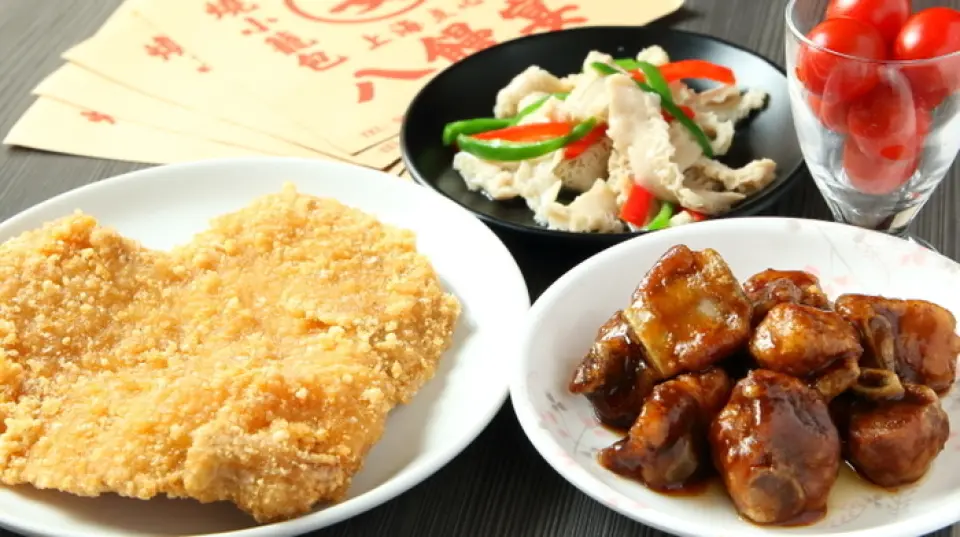 In addition to the Xiaolongbao, other dishes such as the large fried chicken "Da Jihai" made from thinly sliced chicken and the smooth "Shanghai wonton" are all handmade by artisans, so you can enjoy the authentic taste of whatever you eat. We also offer salads, stir-fries, and noodles. Please enjoy a relaxing time savoring our proud dishes and alcoholic beverages.