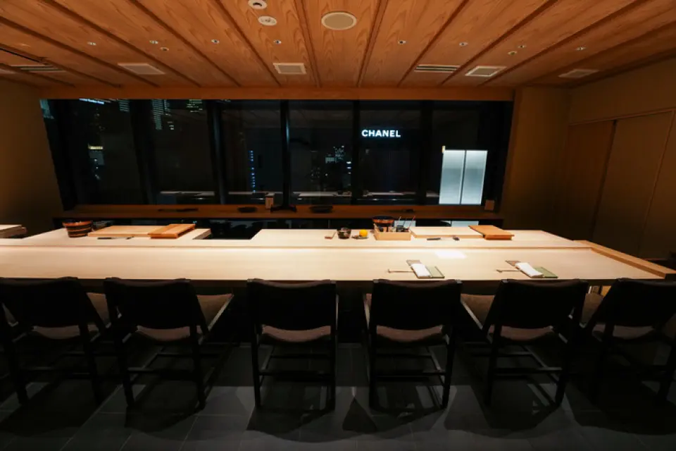 Located on the 12th floor of a building, we offer counter seats with beautiful views from the large windows, as well as fully private rooms with a relaxed atmosphere. The interior of the restaurant is a perfect blend of wood tones and plain wood counters, creating a comfortable space where you can spend a blissful moment. At the counter seats, you can enjoy the sushi craftsmanship being made right before your eyes. The fully private rooms are also ideal for important business meetings.
