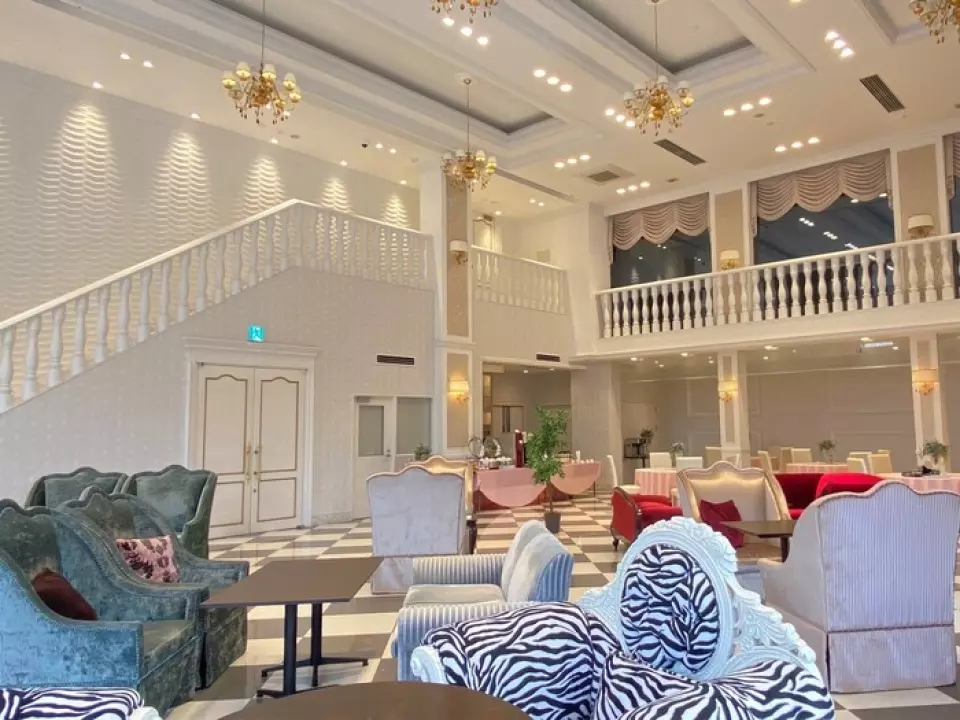 □ Now accepting reservations for private parties! Our restaurant is marked by a building made of red bricks. The castle-like space with gorgeous furniture and interiors will create a special atmosphere that is different from the usual. There are two types of seating: round tables and sofas, and a parking lot shared with our affiliated restaurant has space for 100 cars. With prior reservations, you can reserve the restaurant for up to 70 people. Elegant afternoon tea for one person is also welcome. Please use it for a wide range of occasions, such as dates, girls' nights, and private parties.