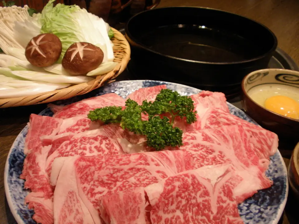 We make no compromises when it comes to our meat, with the owner himself carefully selecting the finest cuts with his discerning eye. Using a dedicated meat slicer, we serve the meat at the perfect thickness without losing any of its quality. Please enjoy the taste that has remained unchanged since our founding.
