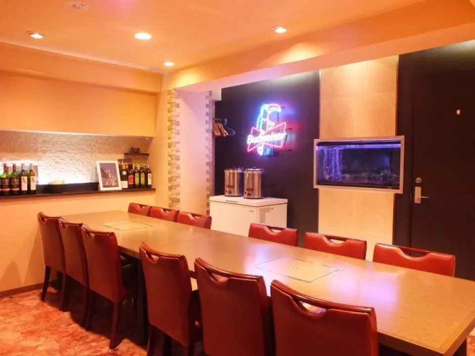 Our restaurant's concept is "a place where you can enjoy truly delicious Wagyu beef casually and in light attire," making it a comfortable space that anyone can easily enjoy. In addition to the stylish interior, we have a "Secret Space" on the second floor, which can be used for girls' nights out, company parties, and other events.