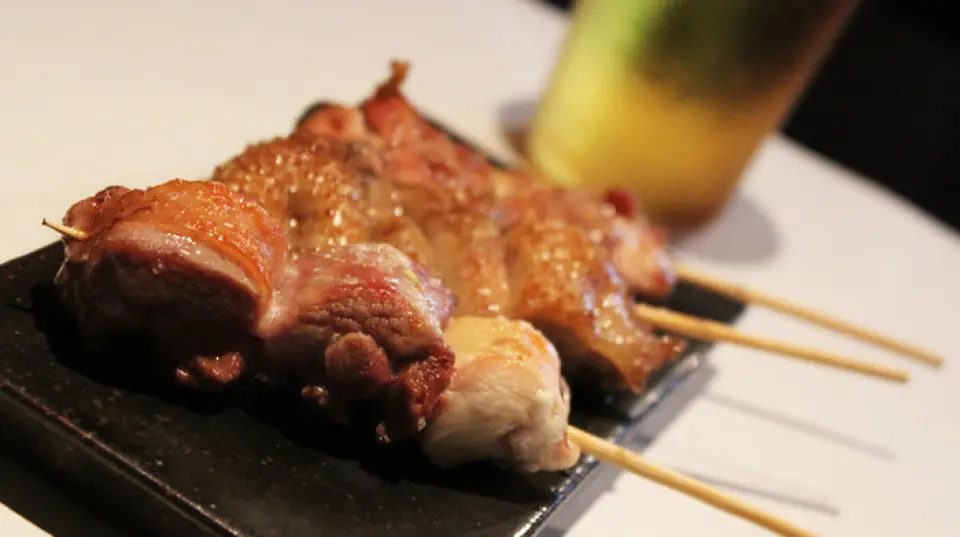 We've tasted and compared local chickens from all over Japan to arrive at this proud flavor. Shamo chicken, which is air-shipped daily from Omi, Shiga Prefecture, is low in fat yet rich in sweetness and umami. Our yakitori made with these shamo chickens is attractive because each bird is butchered in-house, allowing you to enjoy parts that are rarely available, such as the shoulder, sagari, sari, and hindquarters. Please enjoy the differences in each flavor to your heart's content. We especially recommend the white liver, which has a texture similar to foie gras.