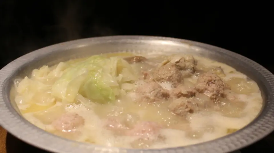 The Mizutaki Nabe (hot pot) will warm you from the inside out and is also exquisitely flavorful. The Paitan soup is made by slowly extracting the essence of gamecock over two days. Its cloudy white color is proof that the flavor of the gamecock has been fully extracted. You will be hooked on its concentrated flavor no matter how many times you eat it. To allow you to taste the gamecock itself, the ingredients are only chicken, meatballs, and cabbage. Although simple, the concentrated soup and plenty of collagen make it very satisfying. To finish off the meal, try the light rice porridge.