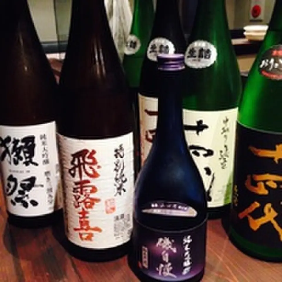 We carefully select and source a wide selection of sake from all over the country every day. Regardless of whether it's expensive or cheap, we are particular about purchasing only what we personally believe to be delicious. That's why one of the charms of "Nao" is that we have a wide variety of brands on display depending on the season. Of course, we also have well-known premium sake such as "Juyondai," "Isojiman," and "Kokuryu." We also have 20 types of local sake, 30 types of shochu, and standard drinks such as wine and beer. Enjoy a drink of your choice.