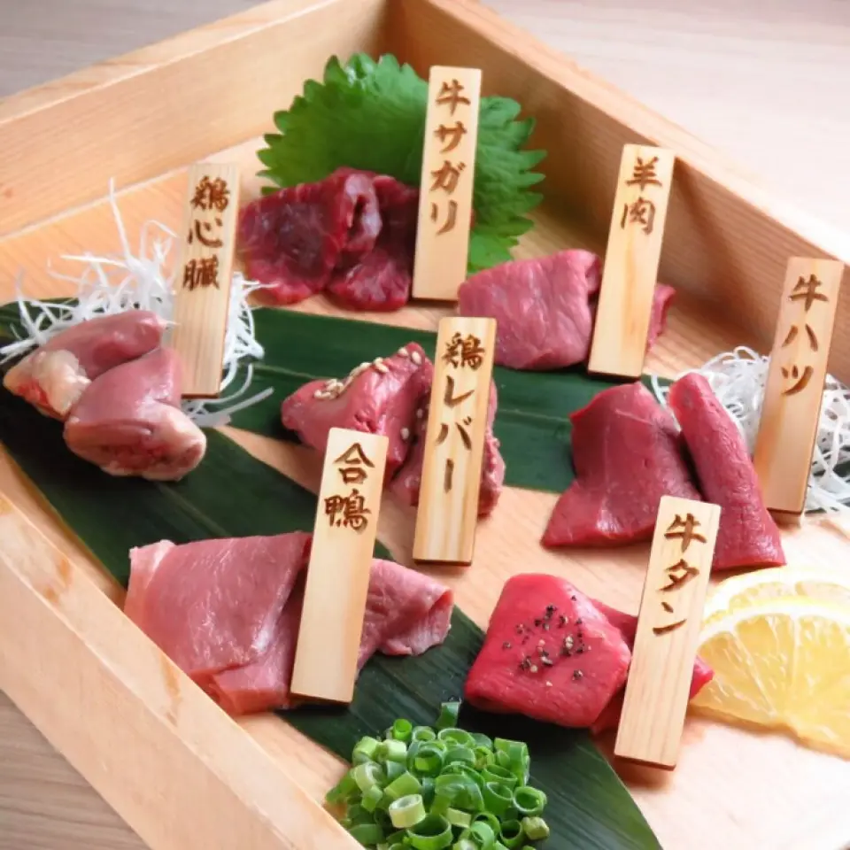 Our signature dish! "Assorted raw meat 1,650 yen" (1 serving) We offer low-temperature cooked raw meat so that you can safely eat various cuts and types of meat. Please try them with two types of sauce: Tamari soy sauce and green onion salt sauce!