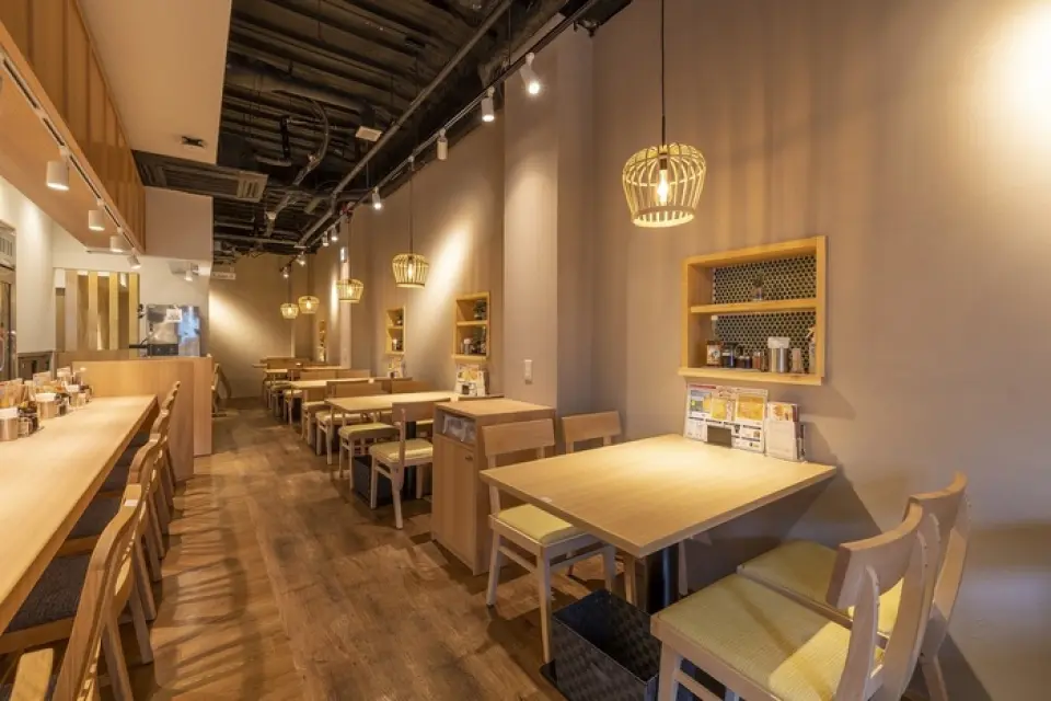 The spacious interior is designed to be a relaxing space. In addition to table seats that can seat up to four people, there are also counter seats that are comfortable for single diners. Please relax and enjoy the gyoza provided by Dim Sum Sapporo.