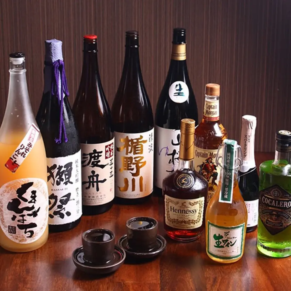 我們提供各種飲品以滿足您的需求，從獺祭氣泡酒到茨城縣當地清酒、友良山櫻桃酒、渡輪、國產原酒、熊蜂、可可樂、摩根船長、軒尼詩等等。