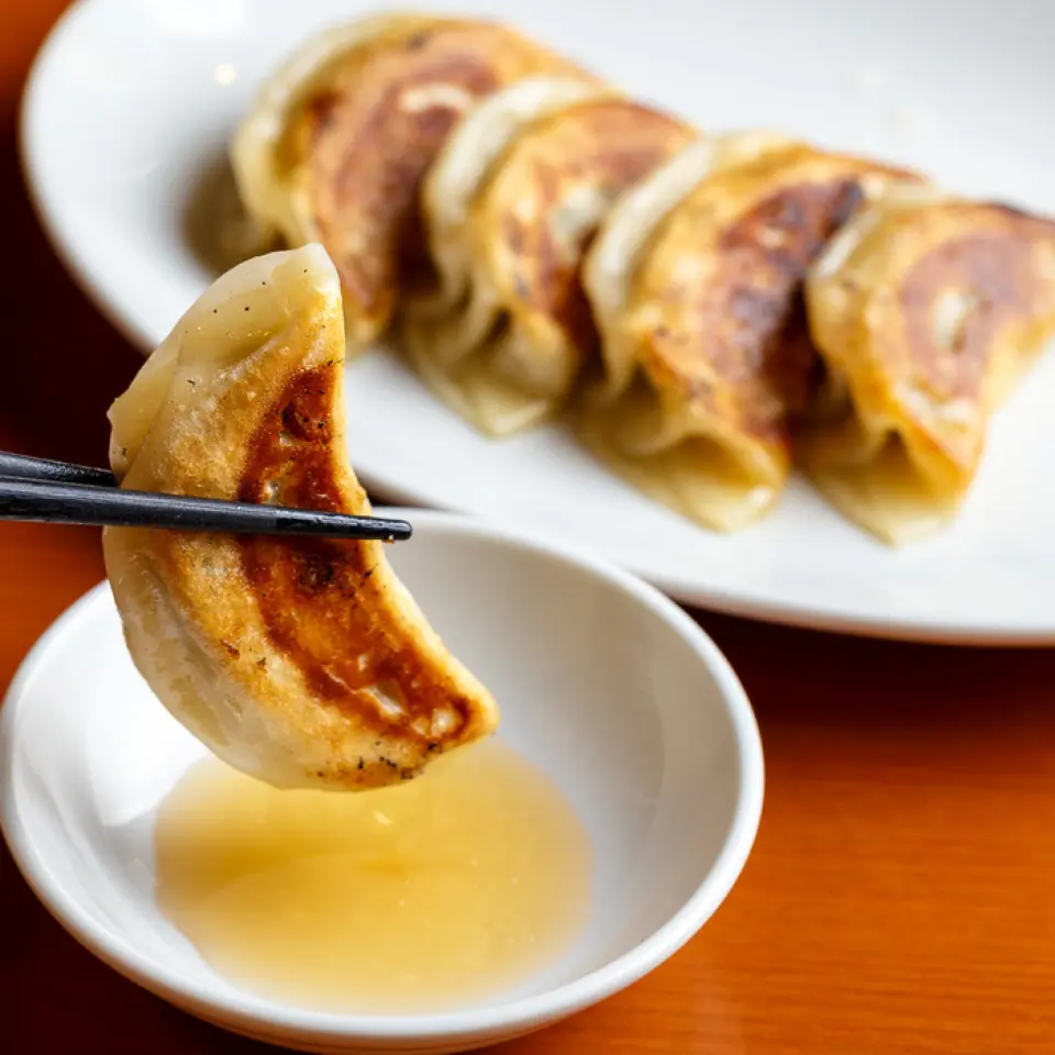Our pan-fried gyoza are cooked after you order and served to you. These hot and juicy gyoza are a popular item at our restaurant and go perfectly with beer. Please give them a try. We also offer boiled gyoza, steamed gyoza, xiaolongbao, and shumai.