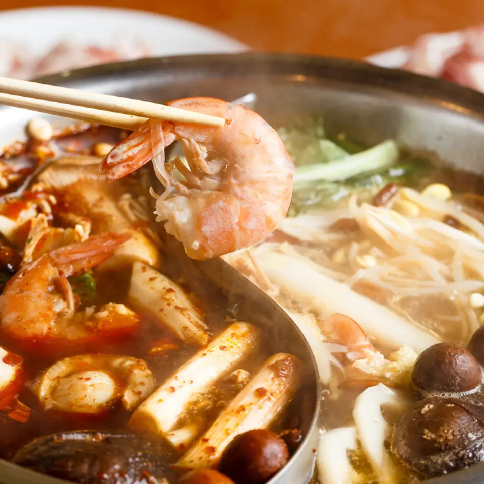 This hot pot, popular with women, is now enhanced with herbal medicine! This hot pot will make you feel beautiful as you eat. You can enjoy two types of hot pot: a mild-tasting plain soup and a spicy mala soup made with plenty of chili peppers and other seasonings. Please enjoy the delicious spiciness that only Tianfu can offer.