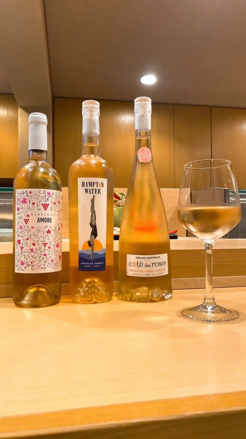 在我們的餐廳，我們推薦“桃紅葡萄酒”。在日本，白酒與壽司和日本料理搭配的印像很強烈，但在世界其他地方，通常搭配「桃紅葡萄酒」◎您可以透過玻璃杯或瓶裝來享用。飲料種類豐富，包括日本酒！不要錯過當天推薦的葡萄酒。