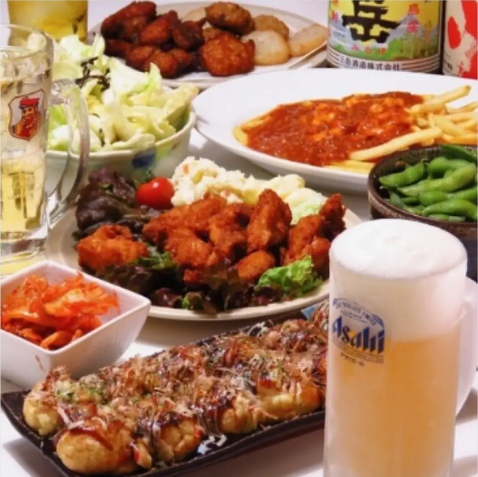 讓心靈和胃都得到滿足的「3小時無限量暢現場加購飲品套餐」非常受歡迎！除了種類豐富的章魚燒之外，還有薯條、炸雞、人氣炸豬排、炒麵等等，讓您吃到停不下來◎點餐率最高的人氣套餐，一定會讓您胃口大開、心滿意足☆溫馨的氛圍讓人想多待一會兒，所以請和學生或同事一起來這裡喝酒聚會♪
