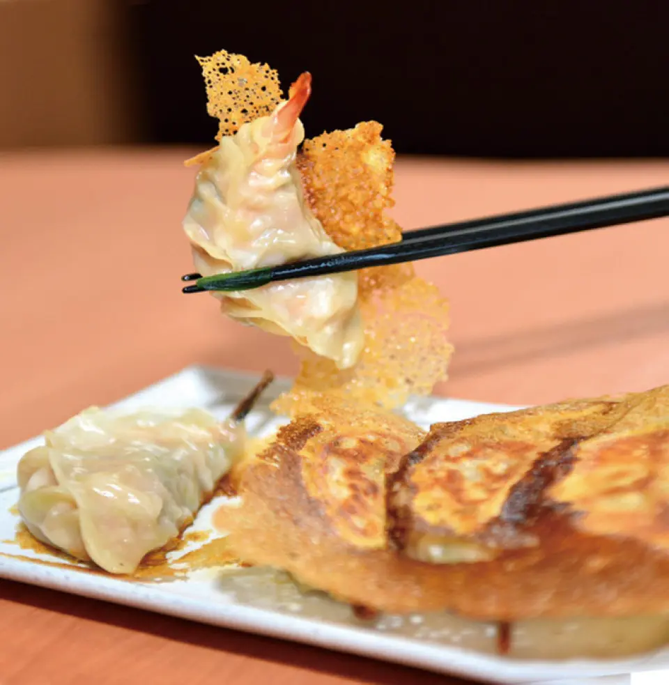本店自制饺子，提供煎饺和煮饺等八种口味。从经典的“五子饺子”到名副其实的“全虾饺子”，种类繁多。此外，还有“紫苏猪肉饺子”和“芝士牛肉饺子”等别出心裁的饺子也很受欢迎。此外，我们以手工制作正宗劲道的“刀削面”为傲。从招牌饺子到单点菜肴，我们提供丰富多样的选择。